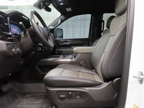 Used 2025 Chevrolet Silverado 2500 ZR2 w/ Technology Package image 9