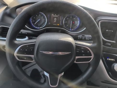 Used 2021 Chrysler Voyager L image 17