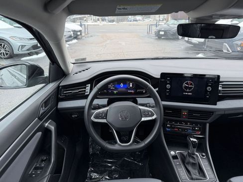 Used 2025 Volkswagen Jetta SE image 33