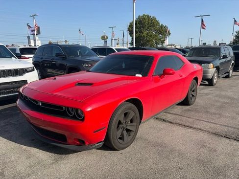 Used 2022 Dodge Challenger SXT RWD image 2