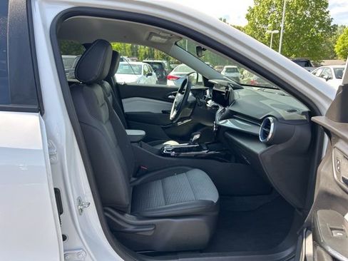 Used 2025 Chevrolet Trax LT w/ LT Convenience Package FWD image 15