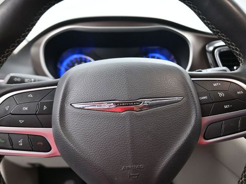 Used 2022 Chrysler Voyager LX image 10