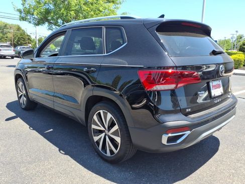 Used 2022 Volkswagen Taos SE FWD image 4