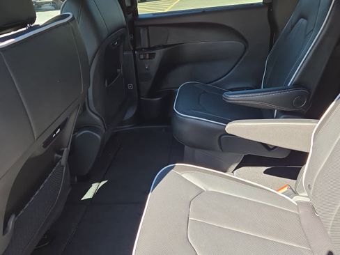 New 2026 Chrysler Pacifica Limited w/ S Appearance Package image 13