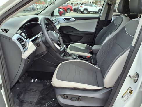 Used 2025 Volkswagen Taos SE AWD/4WD image 16