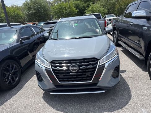 Used 2023 Nissan Kicks SV FWD image 2