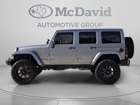 Used 2017 Jeep Wrangler Unlimited Sahara w/ Connectivity Group AWD/4WD image 2