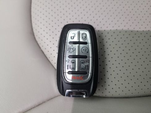 Used 2021 Chrysler Voyager Lxi FWD image 32