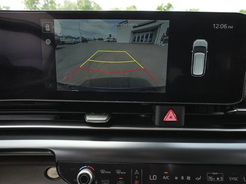Used 2025 Kia Carnival FWD image 27