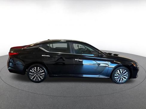 Used 2025 Nissan Altima 2.5 SV FWD image 9