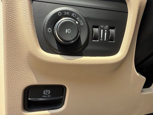 Used 2025 Jeep Grand Cherokee L Limited AWD/4WD image 20