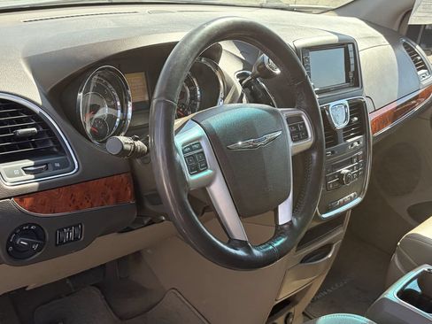 Used 2015 Chrysler Town & Country Touring w/ Driver Convenience Group FWD image 7