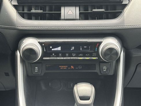 Used 2021 Toyota RAV4 LE AWD/4WD image 25