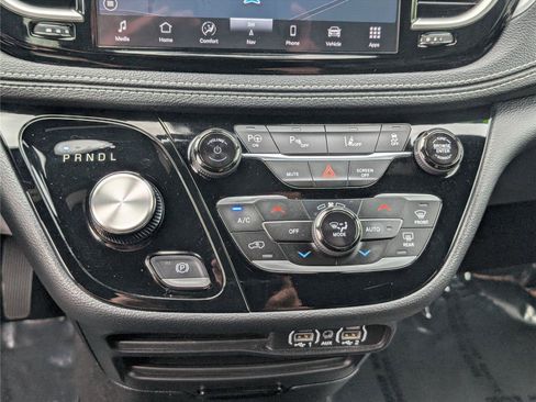 Used 2024 Chrysler Pacifica Limited FWD image 28