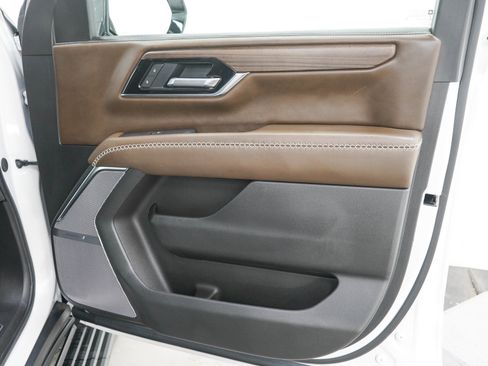 Used 2025 GMC Yukon Denali Ultimate AWD/4WD image 12