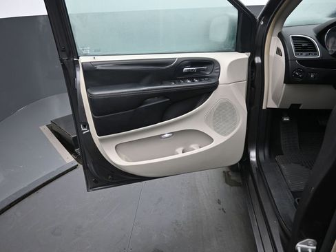 Used 2015 Chrysler Town & Country Limited image 12