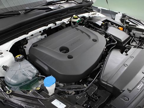 Certified 2025 Volvo XC40 B5 Ultra AWD/4WD image 46