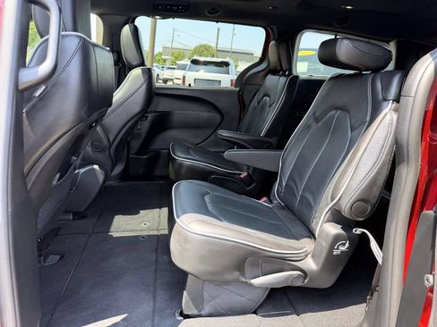 Used 2025 Chrysler Pacifica Limited FWD image 17