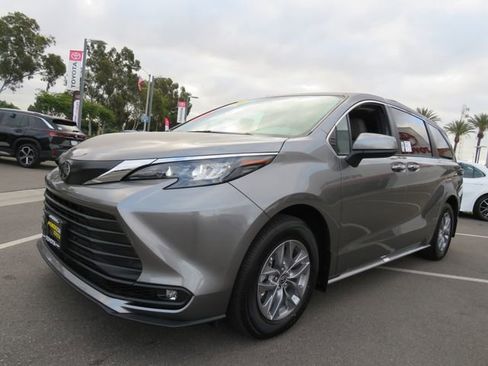 Certified 2026 Toyota Sienna XLE image 3