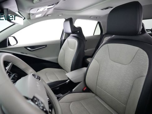 Used 2023 Kia Niro Wave w/ Wave Preserve Package FWD image 4