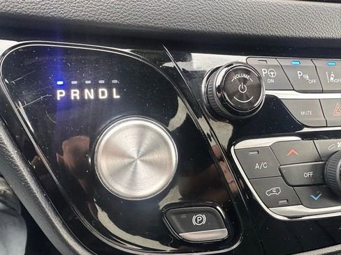 Used 2020 Chrysler Pacifica Touring-L image 11