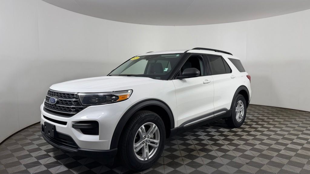 Used 2023 Ford Explorer XLT AWD/4WD image 3