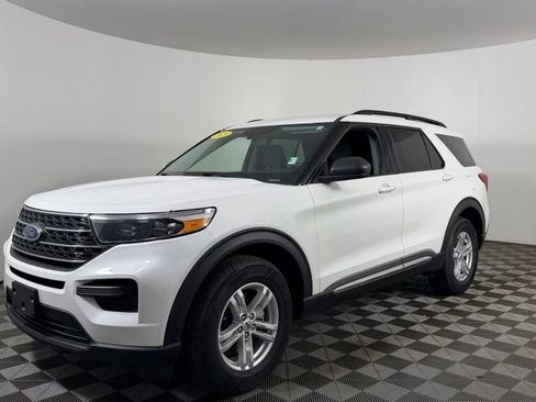 Used 2023 Ford Explorer XLT AWD/4WD image 3