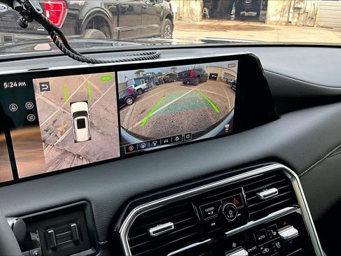 Used 2025 Nissan Armada Platinum Reserve AWD/4WD image 32