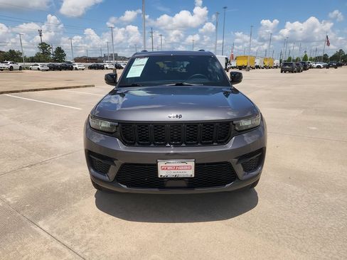 Used 2024 Jeep Grand Cherokee Altitude RWD image 11