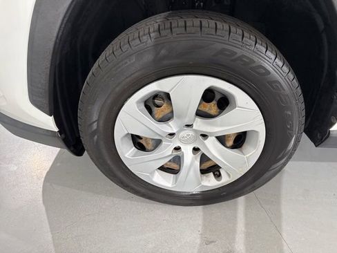 Used 2019 Toyota RAV4 LE FWD image 4
