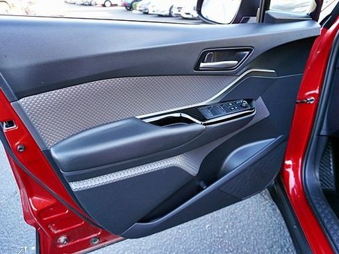 Used 2022 Toyota C-HR XLE image 22