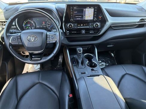 Used 2021 Toyota Highlander XLE image 12