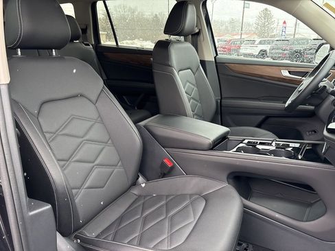 Used 2025 Volkswagen Atlas SE image 19