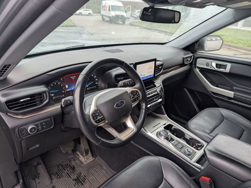 Used 2021 Ford Explorer Limited w/ Equipment Group 301A AWD/4WD image 18
