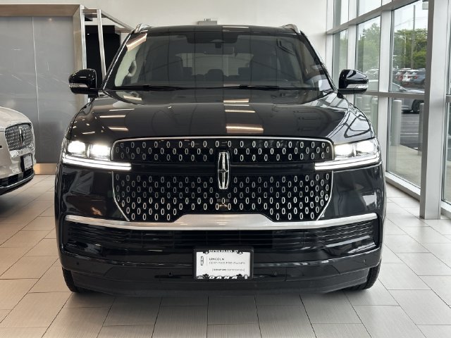 Certified 2025 Lincoln Navigator Reserve AWD/4WD image 2