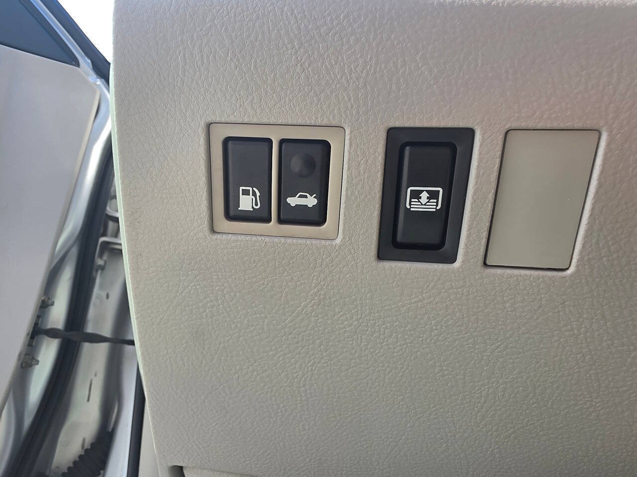 Used 2011 Toyota Avalon Limited FWD image 43