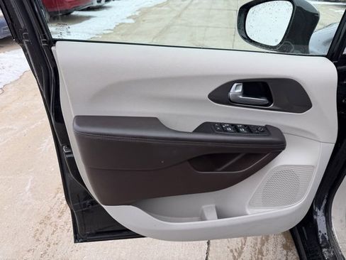 Used 2017 Chrysler Pacifica Touring-L Plus w/ Advanced Safetytec Group image 9