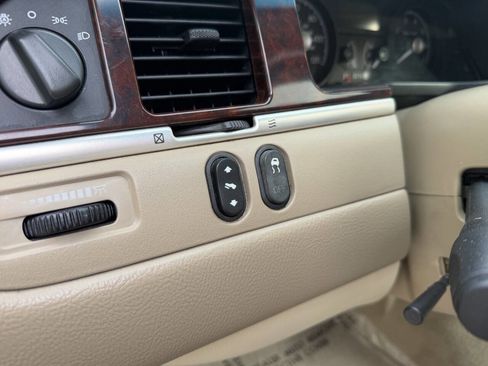 Used 2006 Lincoln Town Car Signature Limited RWD image 19