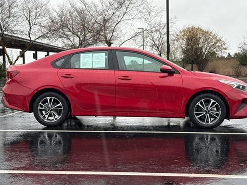 Certified 2022 Kia Forte LXS image 3