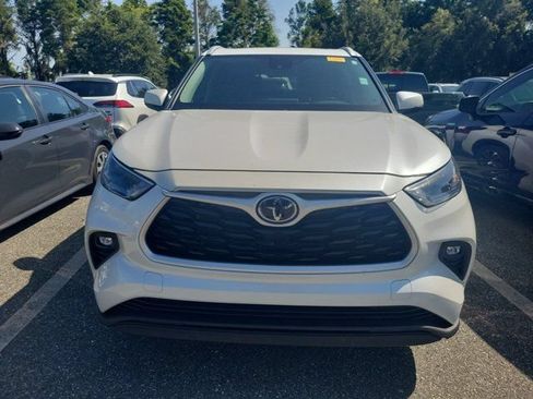 Used 2023 Toyota Highlander XLE FWD image 4