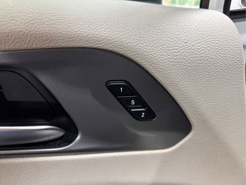 Used 2023 Chrysler Pacifica Touring-L FWD image 21