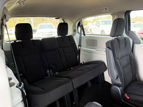 Used 2018 Dodge Grand Caravan SE w/ UConnect Hands-Free Group image 20