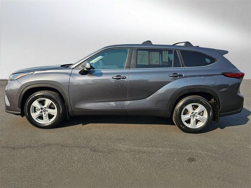 Used 2023 Toyota Highlander L image 2
