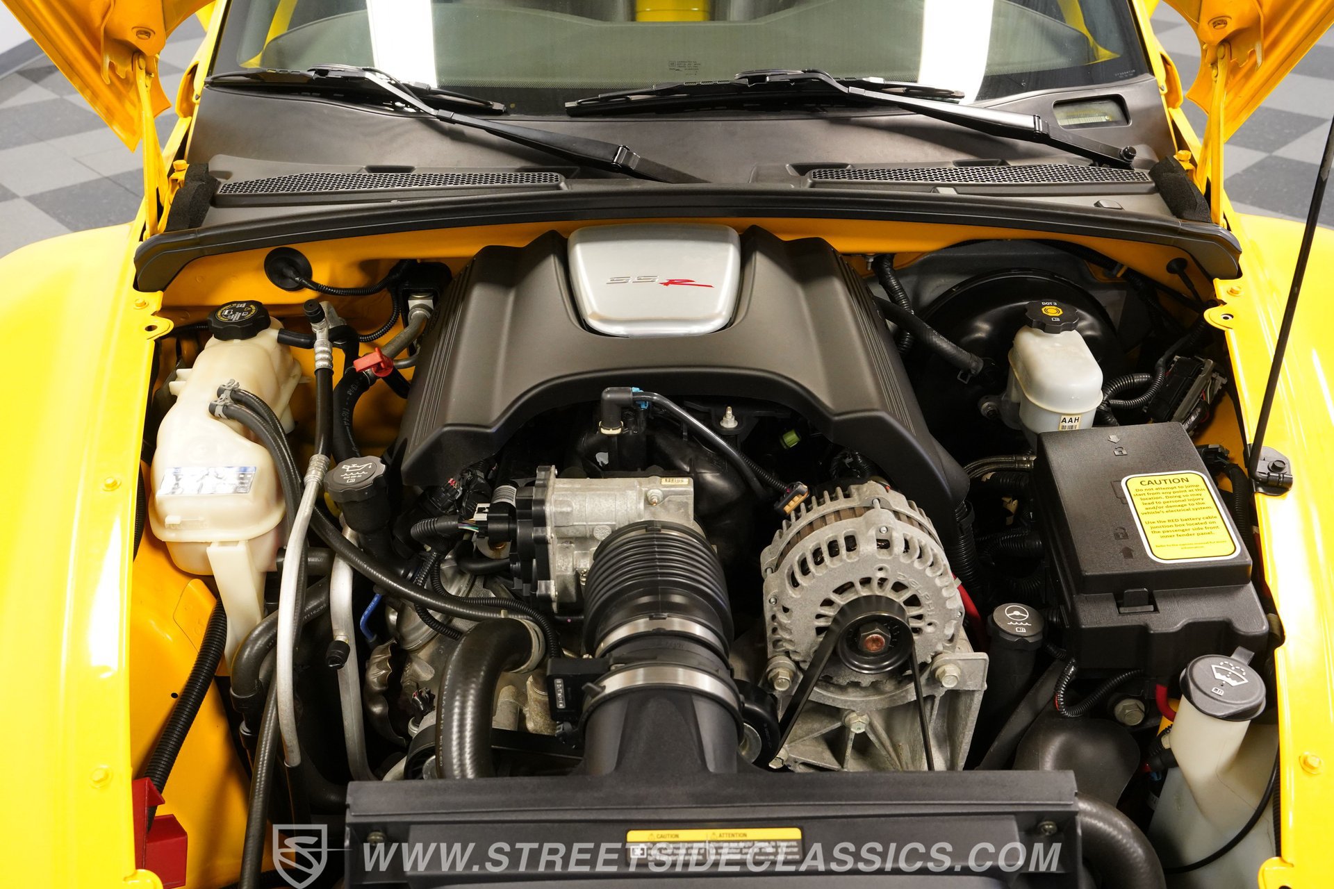 Used 2004 Chevrolet SSR w/ Preferred Equipment Group RWD image 3