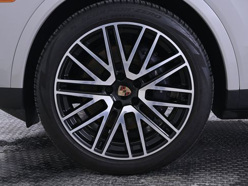 Used 2025 Porsche Cayenne image 11