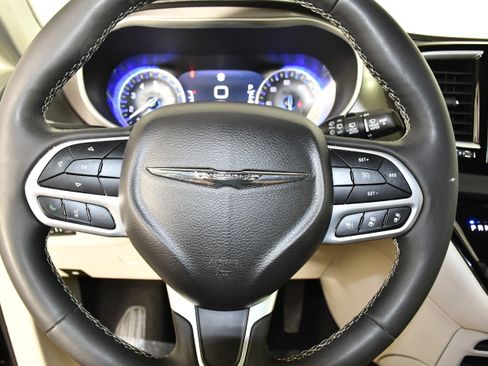Used 2024 Chrysler Pacifica Touring-L FWD image 19