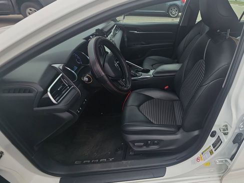 Used 2018 Toyota Camry SE w/ Moonroof Package image 9