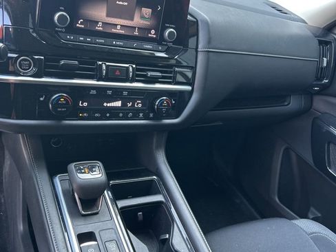 Used 2022 Nissan Pathfinder SV image 10