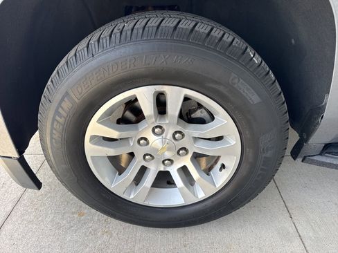 Used 2019 Chevrolet Suburban LT AWD/4WD image 18