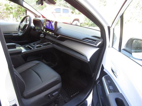 Used 2026 Toyota Sienna XSE AWD/4WD image 19